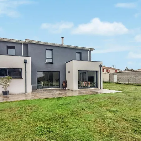 3 Bedroom Beautiful In Holiday home